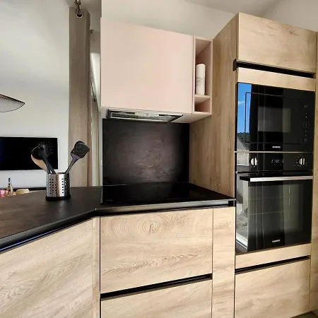 2 Bedrooms Sea View Pool Wifi Parking Clim شقة فالوريس